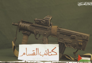 הנשק שחמאס הציג כנשקו של סגן הדר גולדין ז"ל (צילום: רשתות ערביות)