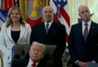 דונלד טראמפ נאבק להישאר ער במשרד הסגלגל (צילום: צילום מסך טוויטר)