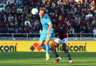 רסמוס הוילונד שחקן נאפולי לפני ג'ון לוקומי שחקן בולוניה (צילום: רויטרס)