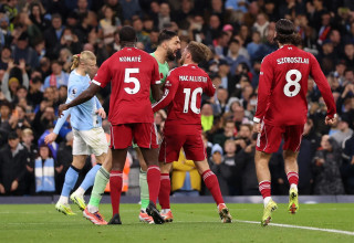 שחקני ליברפול חוגגים עם גיורגי ממרדשווילי (צילום: GettyImages)