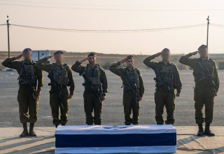חיילי צה"ל מצדיעים ליד ארונו של סגן הדר גולדין ז"ל (צילום: דובר צהל)
