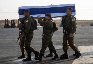 חיילי צה"ל נושאים את ארונו של סגן הדר גולדין ז"ל (צילום: דובר צה"ל)