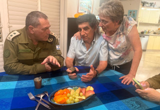 אייל זמיר בבית משפחת גולדין (צילום: דובר צה"ל)