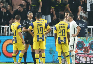 שחקני מכבי תל אביב סביב שופטת המשחק, ספיר ברמן (צילום: דני מרון)