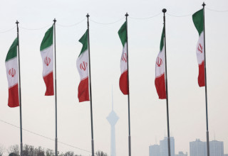 דגלי איראן על רקע זיהום אוויר חמור בטהרן (צילום: רויטרס)