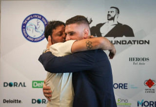 פיטר פלצ'יק עם אורן סמדג'ה (צילום: קובי אליהו)