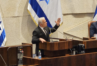 יאיר לפיד במהלך נאומו בדיון 40 חתימות (צילום: אברהם בלוך)