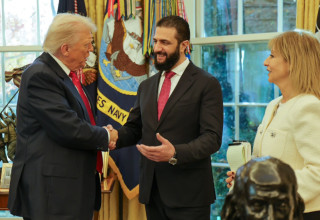 אחמד א-שרע (אל ג'ולאני) נפגש עם דונלד טראמפ בבית הלבן (צילום: רשתות ערביות)