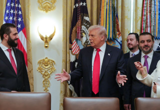 אחמד א-שרע (אל ג'ולאני) נפגש עם דונלד טראמפ בבית הלבן (צילום: רשתות ערביות)