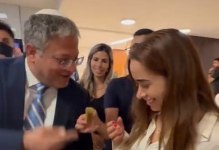 איתמר בן גביר מחלק בקלאוות אחרי שחוק עונש מוות למחבלים עבר בקריאה ראשונה (צילום: ללא קרדיט)