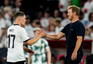 יוליאן נאגלסמן, מאמן נבחרת גרמניה לצד פלוריאן וירץ (צילום: GettyImages)