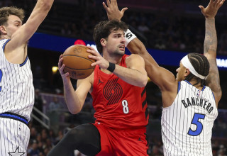 דני אבדיה בין שחקני אורלנדו (צילום: רויטרס)