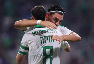 דולב חזיזה שחקן מכבי חיפה חוגג שער עם ליסב עיסאת (צילום: מאור אלקסלסי)