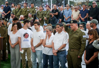 משפחת גולדין בהלווית הדר  (צילום: חיים גולדברג פלאש 90)