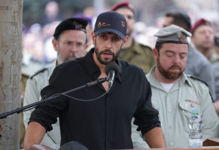 עידן עמדי בהלוויתו של סגן הדר גולדין ז"ל (צילום: אלון גלבוע)