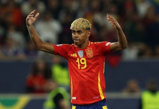 לאמין ימאל במדי נבחרת ספרד (צילום: Alexander Hassenstein / Staff)