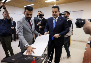 ראש ממשלת עיראק, מוחמד שיא א-סודאני, מצביע בתחנת קלפי (צילום: רויטרס)