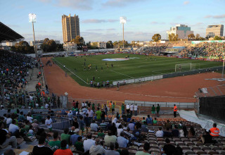 גדל וגדל והגיע לשיאו דווקא כשהדשא היה בו צהוב – בעונת האליפות הראשונה בעיר ב-1984. קרית אליעזר (צילום: ברני ארדוב)