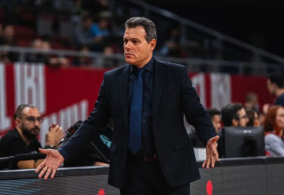 דימיטריס איטודיס, מאמן הפועל תל אביב (צילום: אתר רשמי, הפועל "IBI" תל אביב)