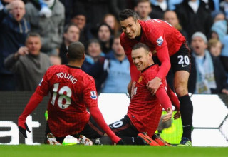 וויין רוני חוגג עם ואן פרסי (צילום: Laurence Griffiths / Staff)