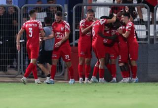 שחקני בני סכנין חוגגים (צילום: מאור אלקסלסי)