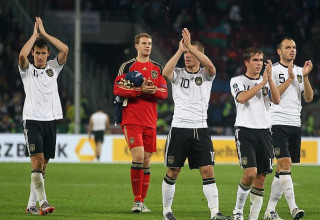 פודולסקי ושחקני נבחרת גרמניה בעבר (צילום: Christof Koepsel / Staff)
