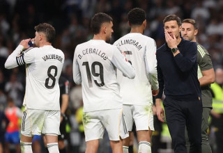 שחקני ריאל מדריד וצ'אבי אלונסו (צילום: OSCAR DEL POZO)