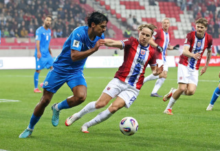 דור פרץ שחקן נבחרת ישראל לצד אנדראס שיילדרופ שחקן נבחרת נורבגיה (צילום: רויטרס)