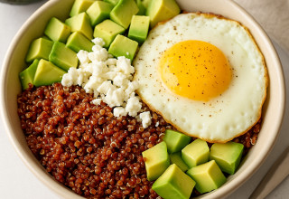 קערת בוקר עם קינואה אדומה, ביצה, אבוקדו וגבינת פטה (צילום: AI)