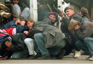 חייל בוסני מגן על אזרחים מתקיפות במהלך המצור על סרייבו (צילום: afp gettyimages)