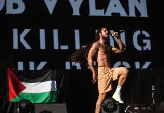 בוב וילן עם דגל פלסטין (צילום: Getty images)