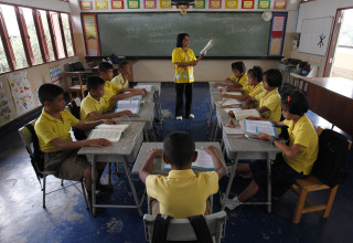 תלמידים בבית ספר בתאילנד (צילום: REUTERS/Sukree Sukplang)