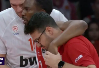 שחקן אולימפיאקוס קינן אוואנס לאחר הפציעה (צילום: צילום מסך, X)