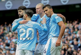 שחקני מנצ'סטר סיטי חוגגים (צילום: Neal Simpson/Allstar)