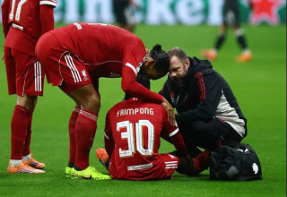 וירג'יל ואן דייק מנחם את ג'רמי פרימפונג שנפצע והוחלף (צילום: רויטרס)