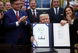 נשיא ארה"ב דונלד טראמפ חותם על הצו שמסיים את השבתת הממשל (צילום: רויטרס)