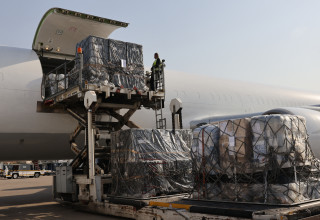 פריקת משלוחים בנמל התעופה בביירות (צילום: ANWAR AMRO/AFP via Getty Images)