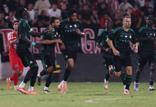 שחקני מכבי חיפה חוגגים עם טריבנטה סטיוארט (צילום: מאור אלקסלסי)