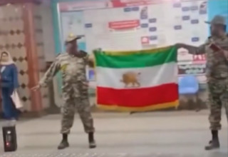 אנשים הלבושים במדי צבא איראן מחזיקים את דגל המדינה לפני המהפכה (צילום: רשתות חברתיות, שימוש לפי סעיף 27 א')