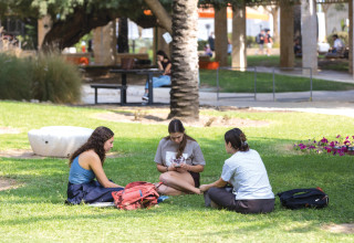 סטודנטיות בקמפוס  (צילום: לירון מולדובן)