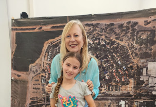 נעם משה והמודל שיצרה עם נאוה קזז (צילום: סטרטסיס)