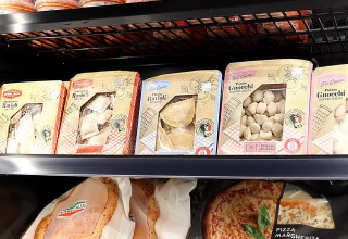 מוצרי המעדניה של אמפמ (צילום: שי בראל)