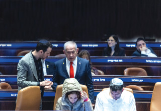 בנימין נתניהו וח"כ אריאל קלנר בכנסת, 2025 (צילום: חיים גולדברג פלאש 90)