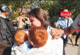 שירי ביבס ז"ל יחד עם ילדיה כפיר ואריאל ז"ל ברגעי החטיפה לעזה (צילום: רשתות חברתיות ערביות)