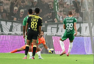 ניראון עוצר את הפנדל של יובאנוביץ' (צילום: ברני ארדוב)