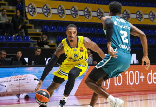 שחקן מכבי תל אביב, לוני ווקר (צילום: אתר רשמי, דראגן טשיץ')