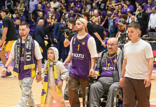 בר קופרשטיין עם משפחתו במשחק של הפועל חולון (צילום: ברני ארדוב)