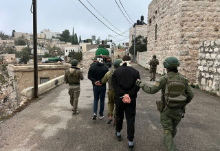 מעצר חשודים במהלך הפעילות  (צילום: דובר צה"ל)