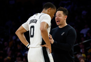 מיץ' ג'ונסון מאמן סן אנטוניו ספרס (צילום: GettyImages)