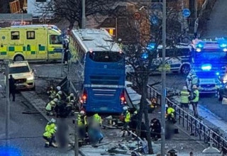 תאונת דרכים בשוודיה: אוטובוס קומותיים התנגש בתחנת האוטובוס (צילום: צילום מסך לפי סעיף 27א)